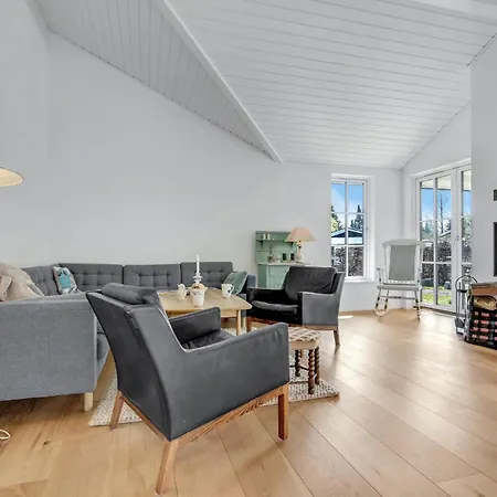 3 Bedroom Beautiful In Ferienhaus